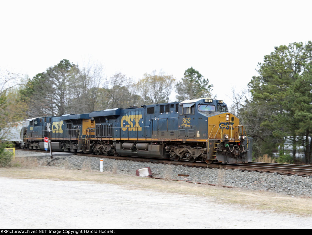 CSX 862 & 5286 lead train L620-22 in a light rain